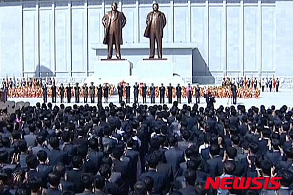 ▲ 김정은이 양강도에 보위성 검열단을 보내 노동당 관계 기관들을 집중 조사하고 있다고 RFA가 소식통을 인용해 보도했다. 사진은 2015년 9월 양강도 혜산시에 새로 세운 김일성·김정일 동상 제막식. ⓒ뉴시스. 무단전재 및 재배포 금지.