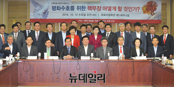 ▲ 원유철 의원은 최근 증가하는 북핵 위협에 대비하기 위한 의원 모임인 '북핵포럼'을 만드는 등 안보에 큰 관심을 갖고 있다. 그는 지난 18대 국회에서 국회 국방위원장을 맡기도 했다. ⓒ뉴데일리 이종현 기자