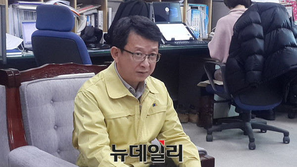 충북도 윤충노 농정국장이 6일 보은군에서 발생한 구제역에대해 설명하고 있다.ⓒ김종혁 기자