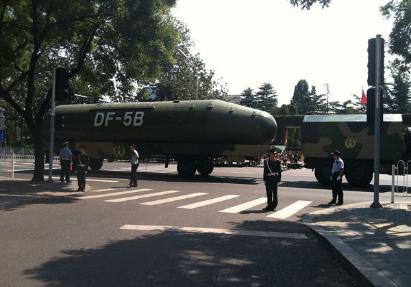 ▲ 중공군이 DF-5C 대륙간 탄도미사일을 산시성에서 시험발사했다고 공식확인했다. 사진은 2015년 9월 전승절 열병식에 등장했던 DF-5B. DF-5C와 큰 차이가 없다고 한다. ⓒ위키피디아 공개사진.