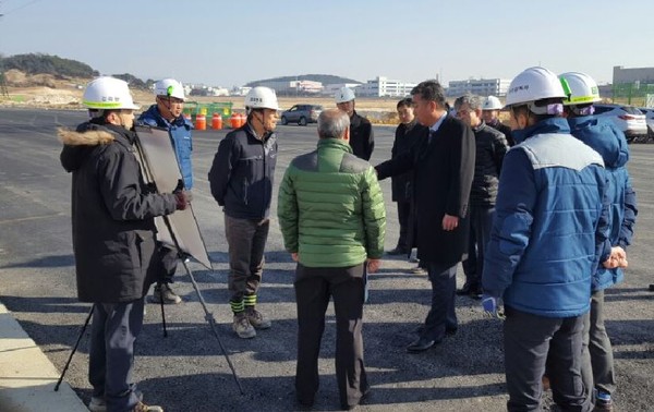 ▲ 충북 청주시 이범석 부시장이 6일 청주테크노폴리스 조성현장을 방문해 진행상황을 점검하고 있다.ⓒ청주시