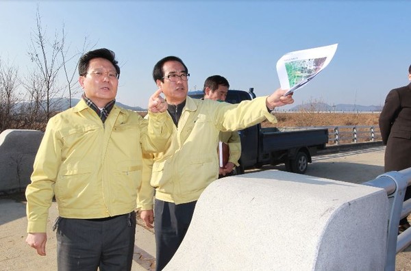 ▲ 충북도 고규창 행정부지사가 6일 보은군 구제역 발생 현장을 방문해 상황을 점검하고 있다.ⓒ충북도