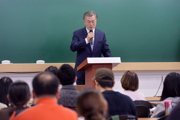 ▲ 문재인 전 더불어민주당 대표가 6일 오후 서울 동작구 노량진 한 고시학원을 방문해 발언하고 있다.ⓒ뉴시스