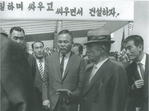 ▲ 대구 부산간 고속도로 기공식에 참석하여 지시를 내리는 박 대통령 1968.5.11 ⓒ박정희대통령기념재단 홈페이지 캡처