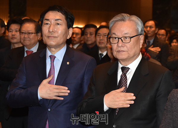 ▲ 6일 서울 여의도 중소기업중앙회관에서 열린 새누리당 안상수 의원의 출판기념회에 인명진 비상대책위원장이 참석해 국기에 대한 경례를 하고 있다. ⓒ뉴데일리 이종현 기자