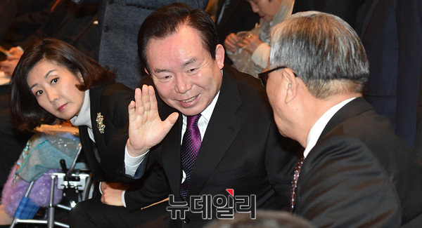 ▲ 대권 도전을 이미 선언한 새누리당 이인제 전 최고위원이 6일 경쟁자 격인 안상수 의원의 출판기념회에 참석해 인명진 비상대책위원장과 인사를 나누고 있다. 뒷쪽으로 탈당 가능성을 내비쳤던 나경원 의원의 모습이 보인다. ⓒ뉴데일리 이종현 기자