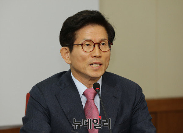 ▲ 황교안 대통령 권한대행(가운데)은 현재 보수진영에서 차기 대선주자감으로 가장 높은 지지를 받고 있다. ⓒ뉴데일리 정상윤 기자