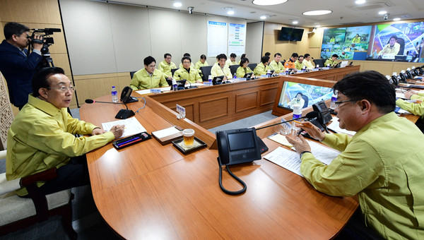 ▲ 김관용 경북도지사가 구제역 차단방역에 따라 6일 저녁 10시 긴급 대책회의를 갖고 방역상황을 점검했다.ⓒ경북도 제공