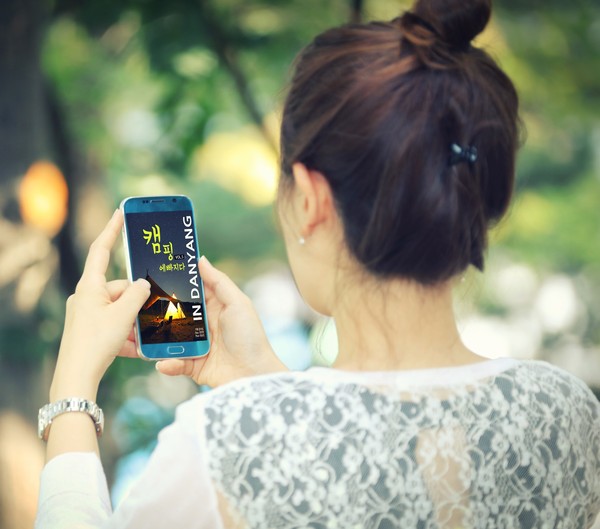 ▲ 단양을 방문한 관광객이 스마트폰으로 ‘단양에 빠지다’를 보고 있다.ⓒ단양군