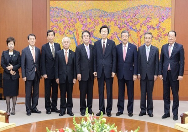 ▲ 오공태 ‘재(在) 일본 대한민국민단(이하 재일민단)’ 단장이 부산 일본 총영사관 앞 소녀상 이전을 공식 요구했다. 사진은 6일 서울 도렴동 외교부 청사에서 윤병세 외교장관(오른쪽에서 네 번째)과 재일민단 대표단이 기념촬영을 하고 있는 모습.ⓒ외교부
