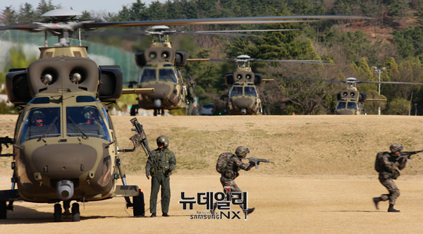 ▲ 수리온 기동헬기로 침투 훈련중인 육군 ⓒ뉴데일리 사진DB