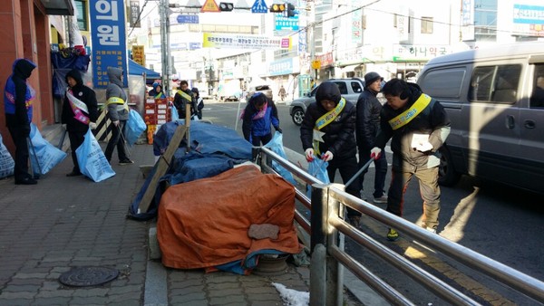 ▲ 칠곡군은 왜관·석적·북삼 3개읍 원룸 밀집 지역을 대상 대청결활동을 실시해 깨끗한 칠곡 이미지 조성에 나섰다.ⓒ칠곡군 제공