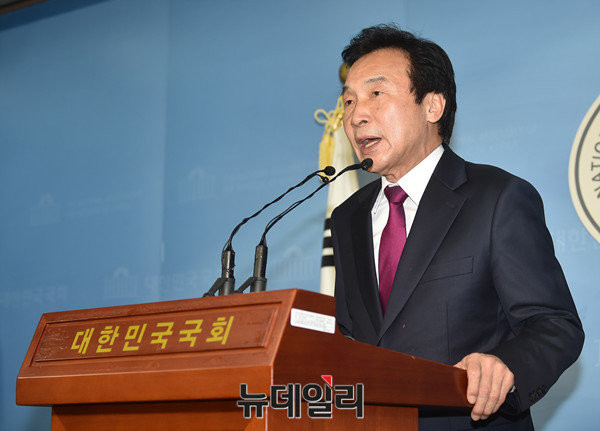 ▲ 손학규 국민주권개혁회의 의장이 7일 국회에서 기자회견을 열고 국민의당과의 통합을 공식 선언했다. ⓒ뉴데일리 이종현 기자