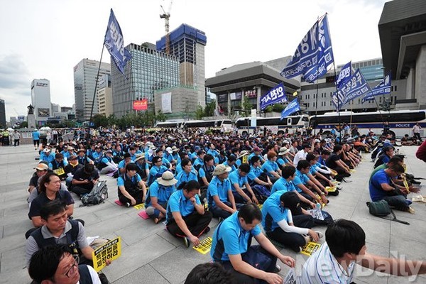 ▲ 2014년 8월 당시 세월호 유가족 김영오 씨가 단식농성을 벌이자 광화문으로 몰려든 민노총 금속노조 조합원들. 이들이 '노조 상급단체', 즉 '산업별 노조'다. ⓒ뉴데일리 DB