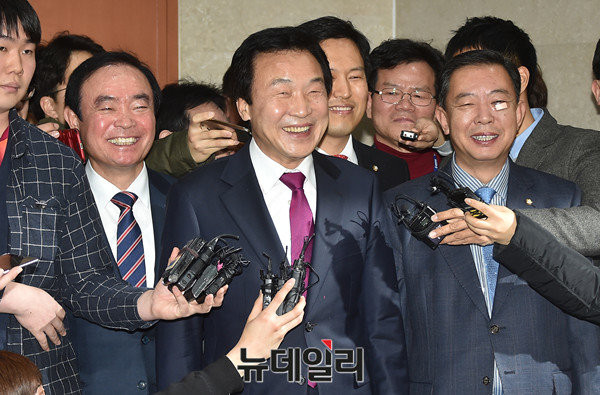 ▲ 국민주권개혁회의 손학규 의장이 7일 국회에서 국민의당과의 통합 기자회견을 한 가운데, 손학규 의장이 영접나온 국민의당 지도부 인사들과 함께 파안대소하고 있다. ⓒ뉴데일리 이종현 기자