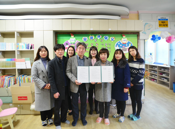 ▲ 대구사이버대학교 김영걸 특수교육학과장과 강릉 공립 교항어린이집 심영순 원장.ⓒ대구사이버대 제공