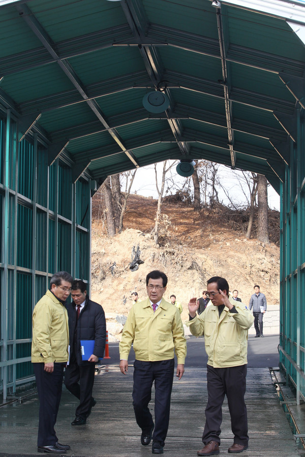 ▲ 이시종 충북도지사가 7일 구제역이 발생한 보은군의 거점소독소를 방문해 방역 상황을 점검하고 있다.ⓒ충북도