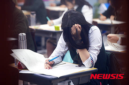 ▲ 전국 197개 4년제 대학이 2018학년도 수시·정시모집을 통해 신입생 35만여명을 선발한다. 학령인구 감속에도 복잡한 대입 전형으로 사교육업체의 고액 컨설팅 비용은 여전히 유지되고 있다. ⓒ뉴시스