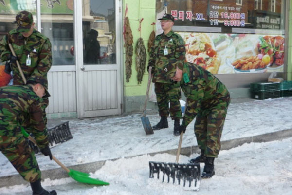 ▲ 전인범 前사령관을 찬양하는 사람들이 자주 내놓는 사진. 전 前사령관이 보병 제27사단장 재임 시절 제설작업을 하는 모습이다. 사진은 누가 찍었고 어떻게 공개했을까. ⓒ관련 블로그 캡쳐