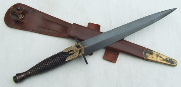 ▲ 전인범 前사령관은 "특수전용 칼 하나도 도입 않는 것을 보고 문재인 캠프에 합류했다"고 주장했지만, 국방부는 이에 즉각 반박했다. 세계 각국의 특수부대는 제식용 칼을 채택한 곳도 있지만, 대부분의 대원들은 자기 취향과 용도에 맞게 나이프를 구입해 사용하고 있다. 사진은 2차 대전 당시 英특수부대 SAS가 사용하던 칼. ⓒ英'필드 앤티크 암스' 홈페이지 캡쳐