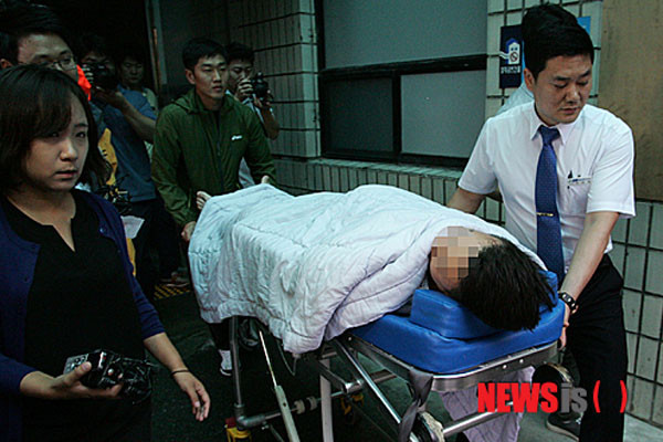 ▲ 2014년 9월 2일 특전사 제13여단에서 발생한 '포로체험 사망사고' 당시 응급실에 실려온 희생자. ⓒ뉴시스. 무단전재 및 재배포 금지.