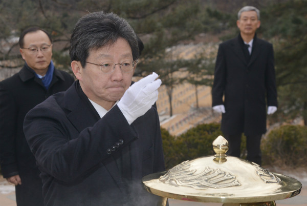 ▲ 바른정당 유승민 의원이 7일 서울 동작동 국립현충원의 역대 대통령 묘역을 참배하고 있다. ⓒ뉴시스 사진DB