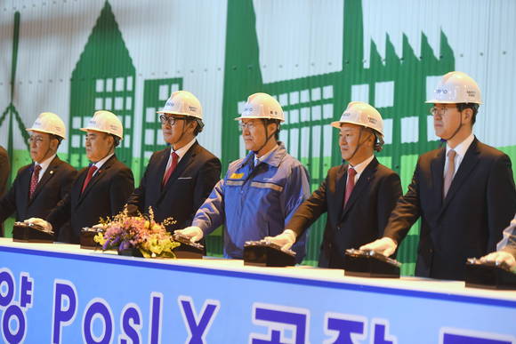 ▲ 왼쪽부터 송재천 광양시의회의장, 정현복 광양시장, 우기종 전라남도 부지사, 권오준 포스코 회장, 이웅범 LG화학 사장, 조남성 삼성SDI 사장이 준공식 버튼을 누르고 있다.ⓒ포스코