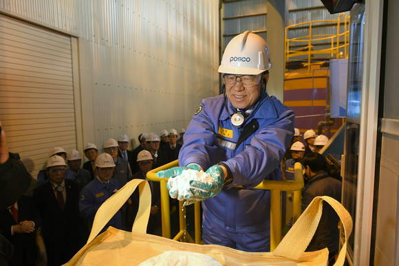 ▲ 권오준 포스코 회장이 7일 초도 생산된 탄산리튬 최종제품을 손에 들어보이고 있다.ⓒ포스코