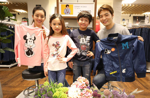 ▲ 이마트 모델들이 데이즈 디즈니콜라보 상품을 선보이고 있다. ⓒ이마트