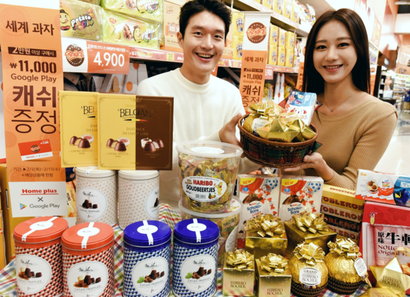 ▲ 홈플러스 강서점에서 모델들이 초콜릿 등 유명 수입 제과 상품들을 선보이고 있다. ⓒ홈플러스