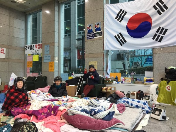 ▲ 애국·보수 시민 9명은 지난달 17일부터 현재까지 방송통신심위원회가 위치한 양천구 목동 한국방송회관 로비에서 점거 농성을 벌이고 있다. 이들은 방심위가 JTBC의 태블릿PC 보도 조작 의혹을 하루 빨리 심사해 줄 것을 요구하고 있다. ⓒ뉴데일리 강유화 기자