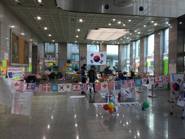 ▲ 농성자들은 만국기 밖으로 나갈 경우 두 번 다시 농성장 안으로 들어갈 수 없다. ⓒ뉴데일리 강유화 기자