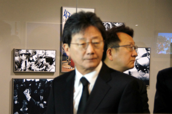 ▲ 바른정당 유승민 의원이 8일 경남 김해 봉하마을을 찾아, 참배에 앞서 노무현 전 대통령 기념관에서 사진자료들을 둘러보고 있다. ⓒ뉴시스 사진DB