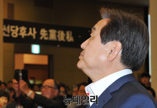 ▲ 선당후사라는 펼침막을 응시하고 있는 바른정당 김무성 의원(자료사진). ⓒ뉴데일리 이종현 기자