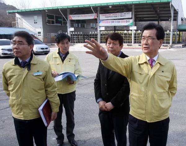 ▲ 이시종 충북도지사가 7일 보은군 구제역 현장을 방문해 방역상황을 점검하고 있다.ⓒ충북도