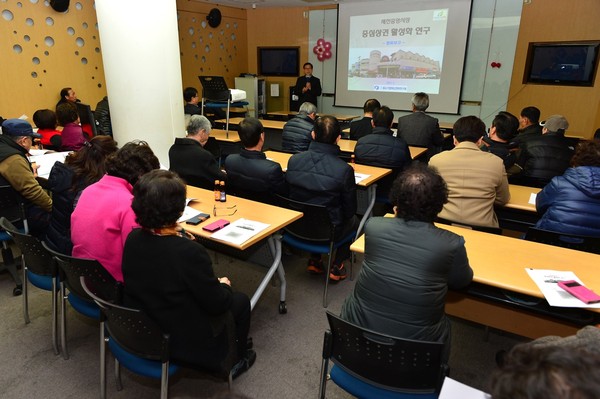 ▲ 제천중앙시장 상인들과 제천시 관계자들이 시장상권 활성화 연구용역 최종보고회에서 의견을 나누고 있다.ⓒ제천시