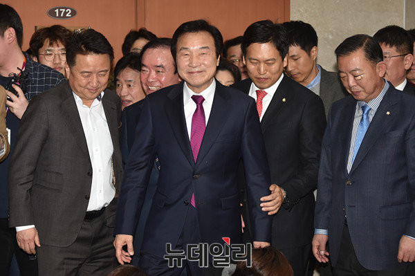 ▲ 손학규 국민주권개혁회의 의장이 7일 국회에서 기자회견장을 빠져나가고 있다. ⓒ뉴데일리 이종현 기자