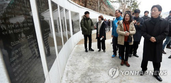 ▲ 바른정당 유승민 의원이 8일 오후 경남 거제포로수용소 유적공원 내의 흥남철수작전 기념비를 살펴보고 있다. 더불어민주당 문재인 전 대표의 부친은 이 작전을 통해 월남한 것으로 알려져 있다. ⓒ연합뉴스 사진DB