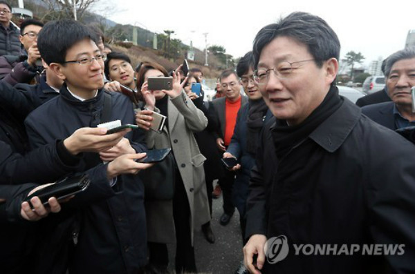 ▲ 바른정당 유승민 의원이 8일 오후 경남 거제포로수용소 유적공원 내의 흥남철수작전 기념비를 살펴본 직후, 더불어민주당 문재인 전 대표의 안보관을 묻는 취재진의 질문에 웃음으로 대답을 대신하고 있다. ⓒ연합뉴스 사진DB