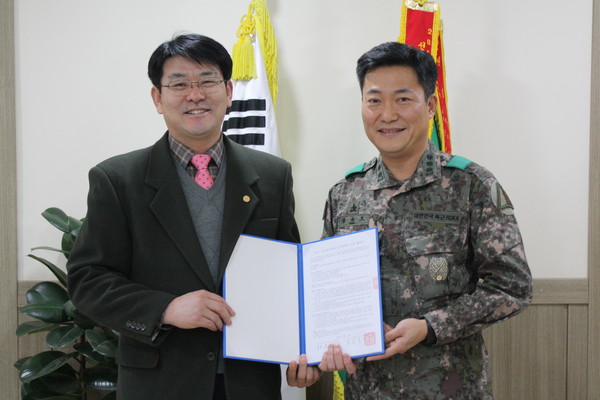 ▲ 청주대 군사학과 박효선 교수(왼쪽)와 육군 제11탄약창 김동호 창장이 최근 협약을 체결한 뒤 포즈를 취하고 있다.ⓒ청주대