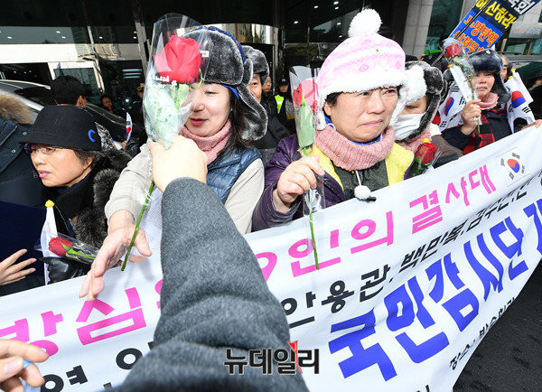 ▲ 23일 간의 농성을 끝내고 나온 최후의 9인에게 장미꽃을 건네는 시민. ⓒ뉴데일리 정상윤 기자