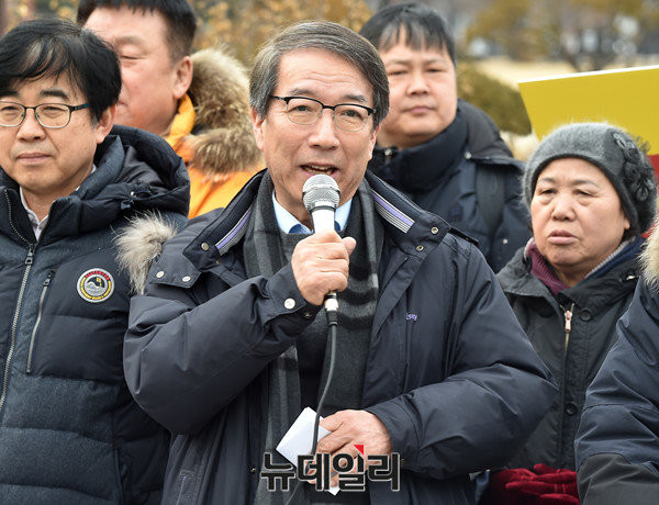 ▲ 정운찬 동반성장연구소 이사장이 8일 국회 앞에서 열린 '내려라 임대료, 바꾸자 상가법' 기자회견에서 모두발언을 하고 있다. ⓒ뉴데일리 이종현 기자
