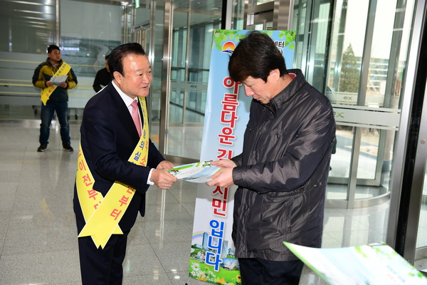 박보생 김천시장(왼쪽)이 8일 김천혁신도시 직원을 상대로 주소이전 촉구 홍보 캠페인을 펼치고 있다.ⓒ김천시 제공