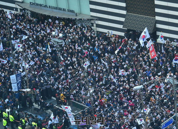 ▲ 대구 태극기 집회에 모여든 인파. 이들은 박근혜 대통령 탄핵에 반대하고 있다. ⓒ뉴데일리 공준표 기자