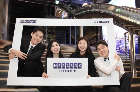 ▲ 7일 메가박스 코엑스점 로비에서 메가박스의 신입사원들이 신규 CI(Corporate Identity) 및 슬로건 발표를 축하하며 활짝 웃고 있다. ⓒ메가박스