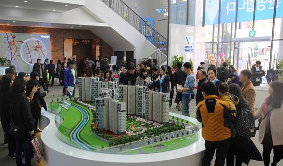 ▲ '울산송정 한라비발디 캠퍼스' 견본주택 내. 이 단지는 평균 24.6대 1의 경쟁률로 1순위 당해에서 마감된 데 이어 정계약 4일 만에 완판에 성공했다. ⓒ한라