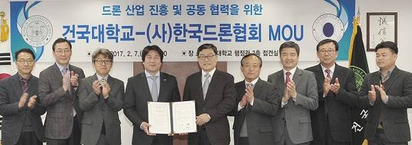 ▲ 7일 서울 광진구 건국대학교에서 진행된 상호협력 협약식에서 대학 및 한국드론협회 관계자 등이 기념사진을 촬영하고 있다. ⓒ건국대