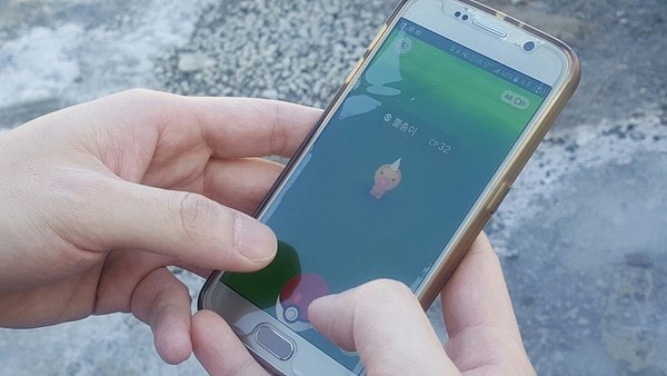 ▲ 국내 출시된 지 1주일만에 700만여명이 이용하는 등 큰 인기몰이를 하고 있는 포켓몬고 게임 모습.ⓒ예산군