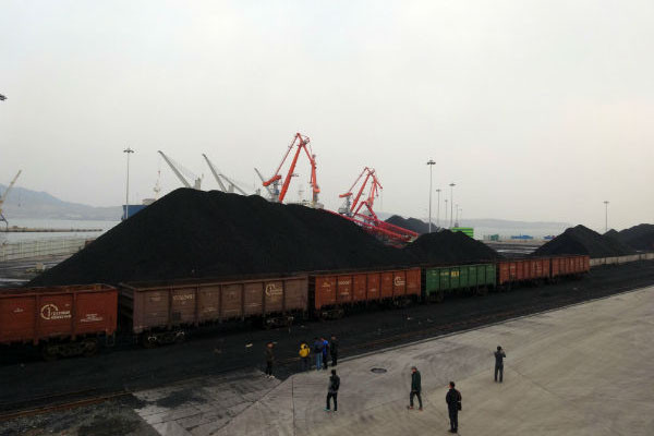 중국 수출을 위해 나진 항으로 석탄을 옮기는 북한 근로자들. ⓒ뉴시스. 무단전재 및 재배포 금지.