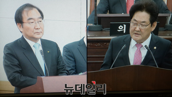 ▲ 9일 충북 청주시의회 본회의에서 신언식 의원(오른쪽)이 이승훈 시장에게 제2매립장을 다시 공모하라며 시정질문을 하고 있다.ⓒ김종혁 기자